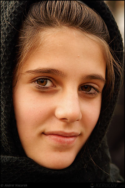 Fotografia Fata cu ochi caprui / The Girl With Brown Eyes, album Portrete cu, din si pentru suflet / Portraits With, From and For the Soul, Bucuresti / Bucharest, Romania / Roumanie, KERUCOV .ro © 1997 - 2025 || Andrei Vocurek