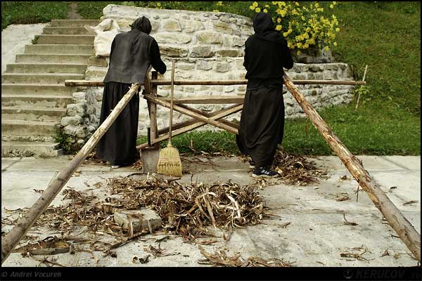 Fotografia Schitul Bradu - 5 / Bradu Hermitage - 5, album Printre oameni ca noi / Among People Like Us, sat Gurguiata, Romania / Roumanie, KERUCOV .ro © 1997 - 2022 || Andrei Vocurek