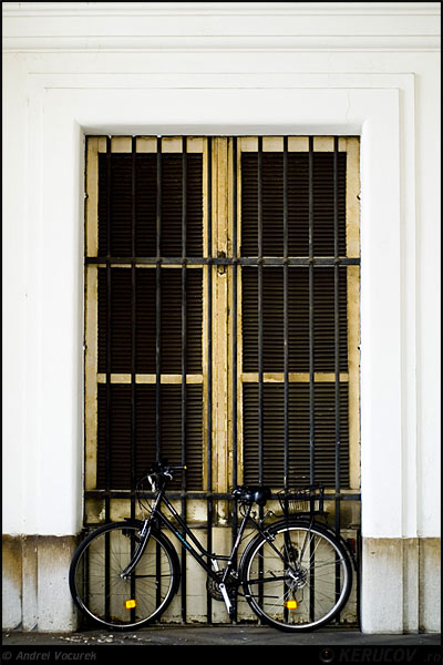 Fotografia: Bicicleta si gratii / Bicycle And Bars, KERUCOV .ro © 1997 - 2022 || Andrei Vocurek