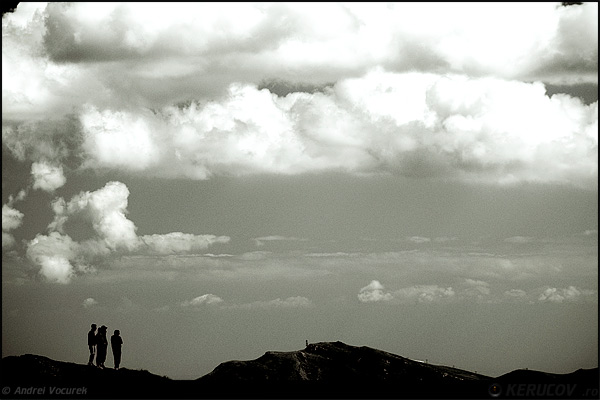 Fotografia Sub nori / Under the Clouds, album Pasul peste munti / Step Over Mountains, Muntii Bucegi, Romania / Roumanie, KERUCOV .ro © 1997 - 2022 || Andrei Vocurek