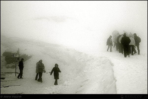Fotografia: La rand / In Line, KERUCOV .ro © 1997 - 2025 || Andrei Vocurek