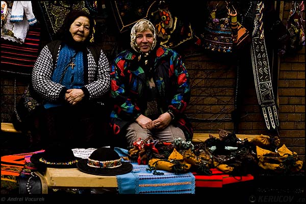 Fotografia In targ / In The Fair, album Traditii si obiceiuri romanesti / Romanian Traditions and Customs, Bucuresti / Bucharest, Romania / Roumanie, KERUCOV .ro © 1997 - 2025 || Andrei Vocurek