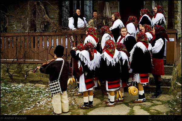 Fotografia Colinde de Craciun / Christmas Carols, album Traditii si obiceiuri romanesti / Romanian Traditions and Customs, Bucuresti / Bucharest, Romania / Roumanie, KERUCOV .ro © 1997 - 2025 || Andrei Vocurek