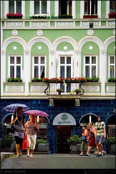 Fotografia Sub umbrele / Under Umbrellas, album Printre oameni ca noi / Among People Like Us, Karlovy Vary, Cehia / Czech Republic, KERUCOV .ro © 1997 - 2022 || Andrei Vocurek