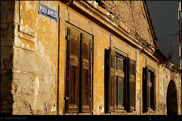 Fotografia In Piata Armelor / In The Weapons' Square, album Orasul Sibiu - Printre picaturi / Sibiu Town - Among Sprinklings, Sibiu / Hermannstadt, Romania / Roumanie, KERUCOV .ro © 1997 - 2025 || Andrei Vocurek