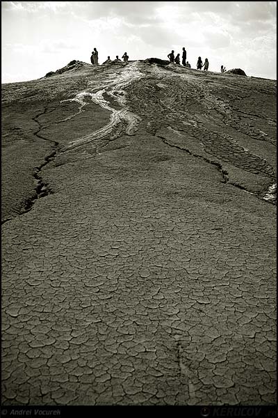 Fotografia Cautatorii / The Seekers, album Vulcanii Noroiosi, peisaje selenare / The Muddy Volcanoes, Lunar Landscapes, com. Berca, Romania / Roumanie, KERUCOV .ro © 1997 - 2022 || Andrei Vocurek
