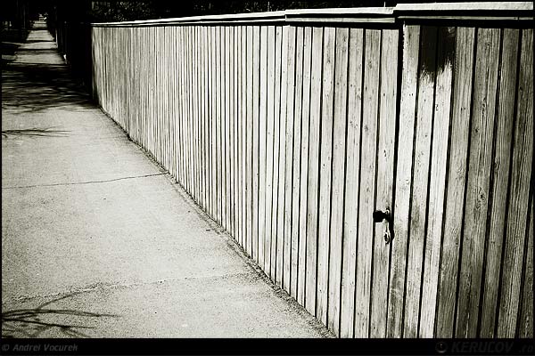 Fotografia O strada pustie / An Empty Street, album Orasul oarecare - Puncte peste asfalt / Some City - Spots on the Asphalt, Sighisoara / Schassburg, Romania / Roumanie, KERUCOV .ro © 1997 - 2025 || Andrei Vocurek