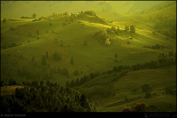 Fotografia Dealul verde / The Green Hill, album Pasul peste munti / Step Over Mountains, sat Sirnea, Romania / Roumanie, KERUCOV .ro © 1997 - 2022 || Andrei Vocurek