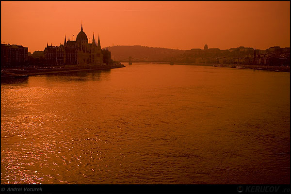 Fotografia Palatul Parlamentului si Dunarea / Houses Of The Parliament And The Danube River, album Peisaj urban si suburban / Urban and Suburban Landscape, Budapesta / Budapest, Ungaria / Hungary, KERUCOV .ro © 1997 - 2025 || Andrei Vocurek