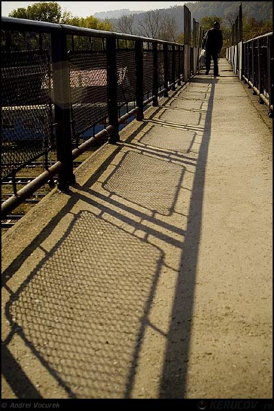 Fotografia Pasarela / The Gangway, album Orasul oarecare - Puncte peste asfalt / Some City - Spots on the Asphalt, Comanesti, Romania / Roumanie, KERUCOV .ro © 1997 - 2025 || Andrei Vocurek