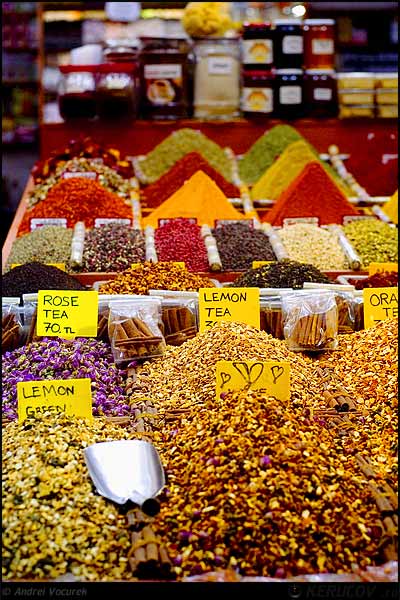 Fotografia: Mirodenii in Bazarul Egiptean / Spices In The Egyptian Bazaar, KERUCOV .ro © 1997 - 2025 || Andrei Vocurek