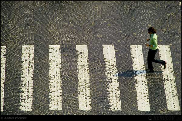 Fotografia Trecerea / The Crossing, album Orasul oarecare - Puncte peste asfalt / Some City - Spots on the Asphalt, Bucuresti / Bucharest, Romania / Roumanie, KERUCOV .ro © 1997 - 2025 || Andrei Vocurek