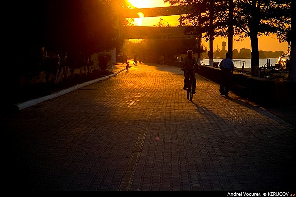 Fotografia: Plimbarea de dupa-amiaza / The Afternoon Walk, KERUCOV .ro © 1997 - 2024 || Andrei Vocurek