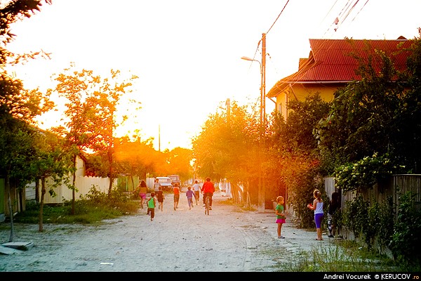 Fotografia: Jocuri pe strada / Some Street Games, KERUCOV .ro © 1997 - 2025 || Andrei Vocurek