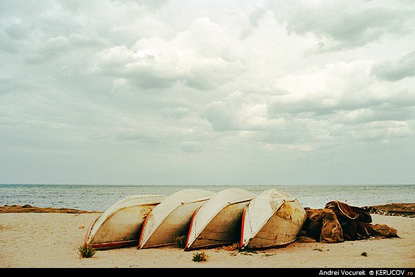 Fotografia Barci si navoade / Boats And Fishing Nets, album Vremuri si spatii din Romania / Times and Spaces from Romania, Vama Veche, Romania / Roumanie, KERUCOV .ro © 1997 - 2025 || Andrei Vocurek