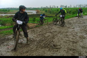 KERUCOV .ro - Fotografie si Jurnale de Calatorie - Traseu MTB Prima Evadare 2011: In Regatul Noroiului (concurs MTB) de Andrei Vocurek