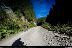 Trasee cu bicicleta MTB XC - Traseu MTB Muntii Capatanii: Petrimanu - Curmatura Oltetului - Polovragi - Horezu - Tomsani - Babeni (Lacul Petrimanu - Lacul Galbenu - Pasul Curmatura Oltetului - Cheile Oltetului) de Andrei Vocurek