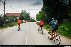 Trasee cu bicicleta MTB XC - Traseu MTB Gaesti - Slobozia - Glavacioc - Negrasi - Mozacu - Rascaeti - Gaesti (Manastirea Glavacioc si Poiana cu narcise Negrasi) de Andrei Vocurek