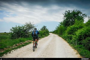 Trasee cu bicicleta MTB XC - Traseu MTB Gaesti - Slobozia - Glavacioc - Negrasi - Mozacu - Rascaeti - Gaesti (Manastirea Glavacioc si Poiana cu narcise Negrasi) de Andrei Vocurek