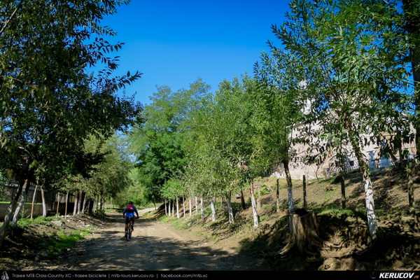 Traseu cu bicicleta MTB XC Golesti - Stefanesti - Mioveni - Bajesti - Colibasi - Fagetu - Golesti (Curtea lui Mares Bajescu, Cula Racovita, Conacul Golesti) - KERUCOV .ro © 2007 - 2025 || #traseecubicicleta #mtb #ssp