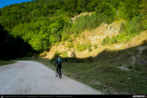 Trasee cu bicicleta MTB XC - Traseu MTB Masivul Piatra Craiului: Zarnesti - Cabana Gura Raului - Prapastiile Zarnestilor - spre Cabana Curmatura (varianta familie, copil de 1 an) de Andrei Vocurek