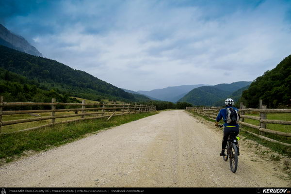 Traseu cu bicicleta MTB XC Zarnesti - Valea Barsei - Cabana Plaiul Foii - Zarnesti (varianta familie, copil de 1 an) - KERUCOV .ro © 2007 - 2025 || #traseecubicicleta #mtb #ssp