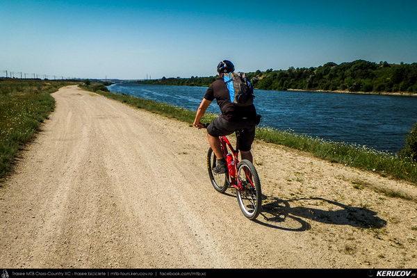 Traseu cu bicicleta MTB XC Medgidia - Poarta Alba - Murfatlar - Straja - Baraganu - Lanurile - Ciocarlia - Valea Dacilor - Medgidia (Canalul Dunare - Marea Neagra - Monumentul Tineretului de la Straja) - KERUCOV .ro © 2007 - 2025 || #traseecubicicleta #mtb #ssp