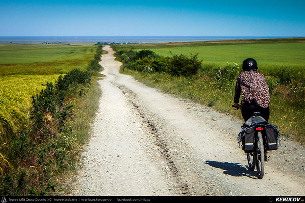 Traseu cu bicicleta MTB XC Cheile Dobrogei - Podisul Casimcei: Targusor - Gura Dobrogei - Sacele - Corbu - Navodari - Mamaia (Cheile Dobrogei, Pestera Casian, Pestera Liliecilor, Marea Neagra) - KERUCOV .ro © 2007 - 2025 || #traseecubicicleta #mtb #ssp