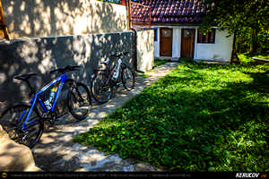 Trasee cu bicicleta MTB XC - Traseu MTB Poienile - Gura Bascei - Calvini - Slobozia - Corbu - Lera - Chiojdu - Basca Chiojdului: Casa cu Blazoane din Chiojdu si Cascada La Sipot de Andrei Vocurek