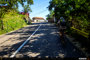 Trasee cu bicicleta MTB XC - Traseu MTB Poienile - Gura Bascei - Calvini - Slobozia - Corbu - Lera - Chiojdu - Basca Chiojdului: Casa cu Blazoane din Chiojdu si Cascada La Sipot de Andrei Vocurek