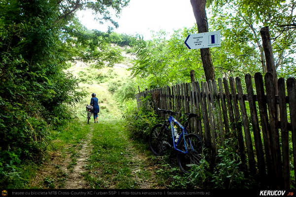 Traseu cu bicicleta MTB XC Poienile - Gura Bascei - Calvini - Slobozia - Catina - Corbu - Lera - Chiojdu si retur: Trovantii de la Chiojdu si Casa cu Blazoane din Chiojdu - KERUCOV .ro © 2007 - 2025 || #traseecubicicleta #mtb #ssp