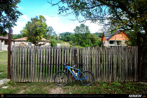 Trasee cu bicicleta MTB XC - Traseu MTB Poienile - Gura Bascei - Calvini - Slobozia - Catina - Corbu - Lera - Chiojdu si retur: Trovantii de la Chiojdu si Casa cu Blazoane din Chiojdu de Andrei Vocurek