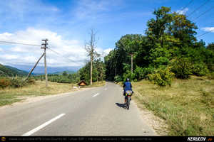 Trasee cu bicicleta MTB XC - Traseu MTB Poienile - Gura Bascei - Calvini - Slobozia - Catina - Corbu - Lera - Chiojdu si retur: Trovantii de la Chiojdu si Casa cu Blazoane din Chiojdu de Andrei Vocurek