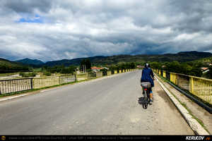 Trasee cu bicicleta MTB XC - Traseu MTB Poienile - Gura Bascei - Calvini - Slobozia - Catina - Corbu - Lera - Chiojdu si retur: Trovantii de la Chiojdu si Casa cu Blazoane din Chiojdu de Andrei Vocurek
