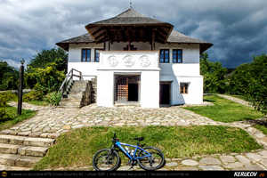 Trasee cu bicicleta MTB XC - Traseu MTB Poienile - Gura Bascei - Calvini - Slobozia - Catina - Corbu - Lera - Chiojdu si retur: Trovantii de la Chiojdu si Casa cu Blazoane din Chiojdu de Andrei Vocurek