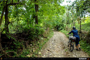 Trasee cu bicicleta MTB XC - Traseu MTB Poienile - Gura Bascei - Calvini - Slobozia - Catina - Corbu - Lera - Chiojdu si retur: Trovantii de la Chiojdu si Casa cu Blazoane din Chiojdu de Andrei Vocurek