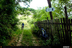 Trasee cu bicicleta MTB XC - Traseu MTB Poienile - Gura Bascei - Calvini - Slobozia - Catina - Corbu - Lera - Chiojdu si retur: Trovantii de la Chiojdu si Casa cu Blazoane din Chiojdu de Andrei Vocurek