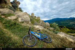 Trasee cu bicicleta MTB XC - Traseu MTB Poienile - Gura Bascei - Calvini - Slobozia - Catina - Corbu - Lera - Chiojdu si retur: Trovantii de la Chiojdu si Casa cu Blazoane din Chiojdu de Andrei Vocurek