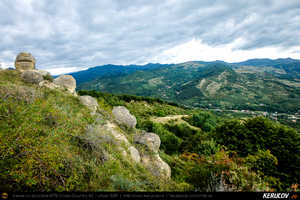 Trasee cu bicicleta MTB XC - Traseu MTB Poienile - Gura Bascei - Calvini - Slobozia - Catina - Corbu - Lera - Chiojdu si retur: Trovantii de la Chiojdu si Casa cu Blazoane din Chiojdu de Andrei Vocurek