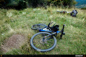 Trasee cu bicicleta MTB XC - Traseu MTB Poienile - Gura Bascei - Calvini - Slobozia - Catina - Corbu - Lera - Chiojdu si retur: Trovantii de la Chiojdu si Casa cu Blazoane din Chiojdu de Andrei Vocurek