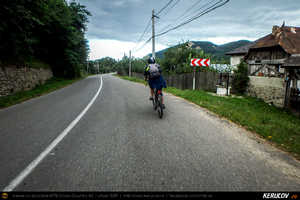 Trasee cu bicicleta MTB XC - Traseu MTB Poienile - Gura Bascei - Calvini - Slobozia - Catina - Corbu - Lera - Chiojdu si retur: Trovantii de la Chiojdu si Casa cu Blazoane din Chiojdu de Andrei Vocurek