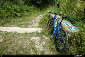 Trasee cu bicicleta MTB XC - Traseu MTB Poienile - Gura Bascei - Calvini - Slobozia - Catina - Corbu - Lera - Chiojdu si retur: Trovantii de la Chiojdu si Casa cu Blazoane din Chiojdu de Andrei Vocurek